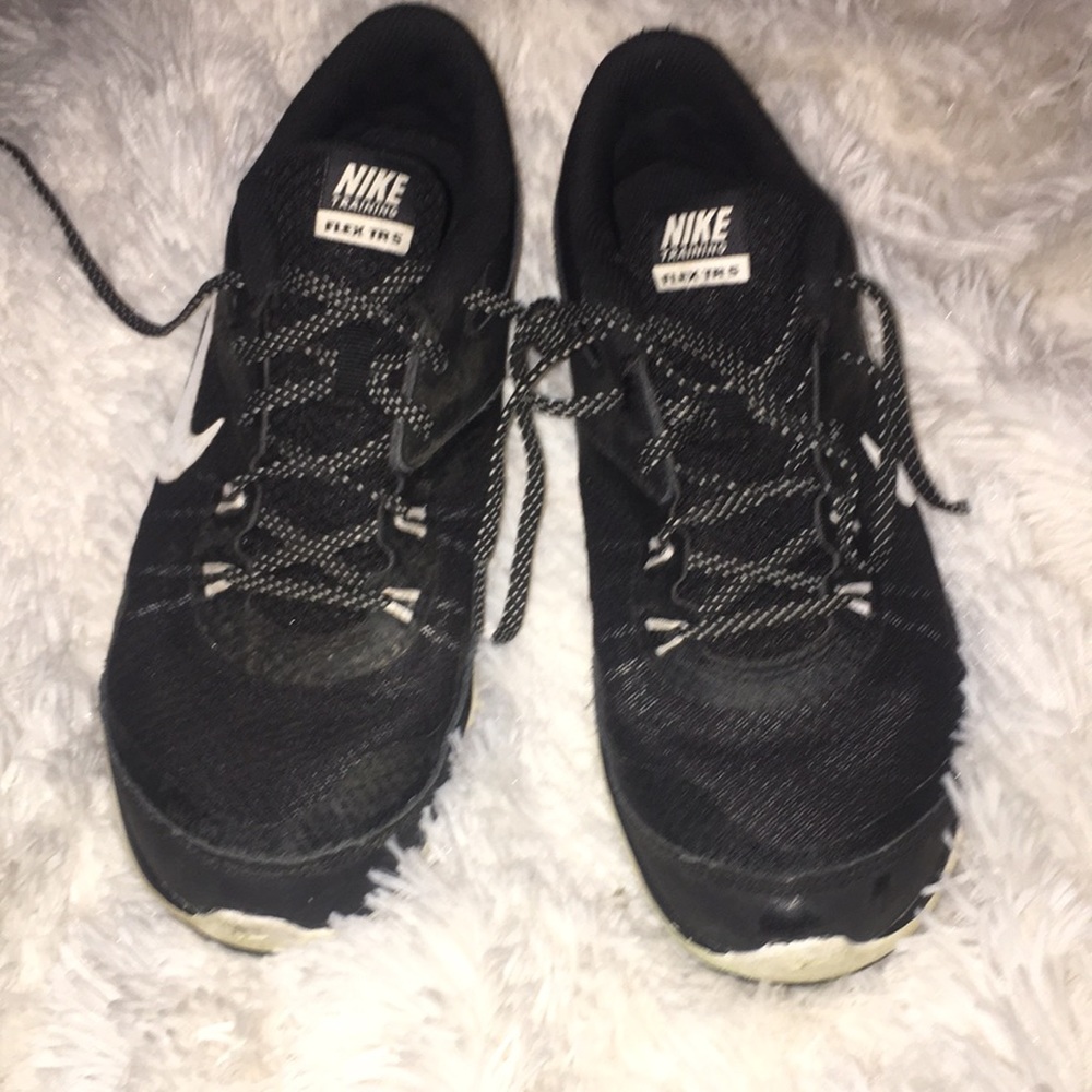 black and white nike running shoes